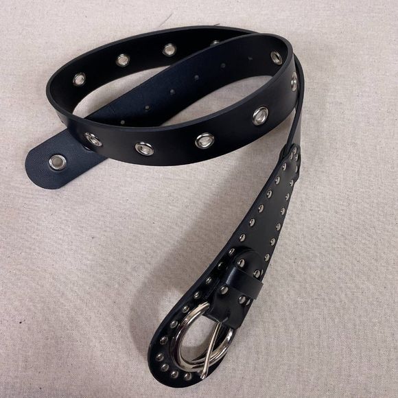 Graduated Width Black Leather Studded Belt 1.5"-3" Wide x 34" Long - Picture 3 of 4